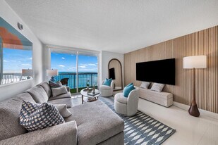 1 SE 12th St in Miami, FL - Building Photo