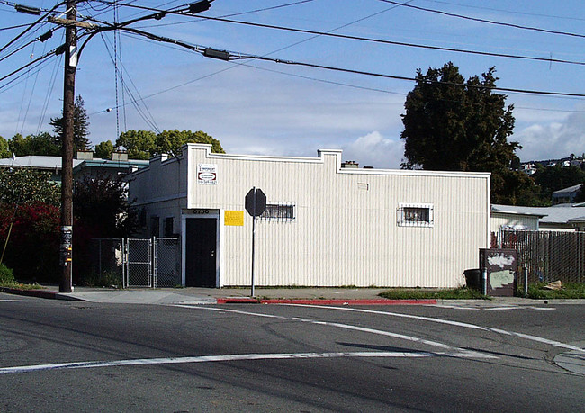 6736 MacArthur Blvd in Oakland, CA - Foto de edificio - Building Photo