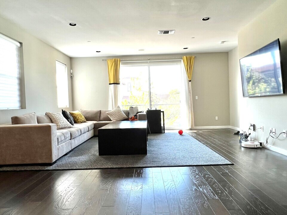 215 Burbank St in Hayward, CA - Building Photo