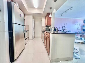 2000 N Bayshore Dr, Unit 906 in Miami, FL - Foto de edificio - Building Photo
