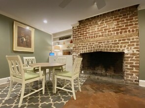 207 W Jones St, Unit Garden Apartment Unit A in Savannah, GA - Building Photo - Building Photo