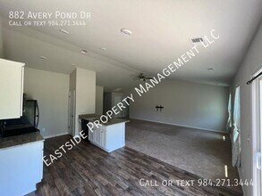 882 Avery Pond Dr in Fuquay Varina, NC - Building Photo - Building Photo