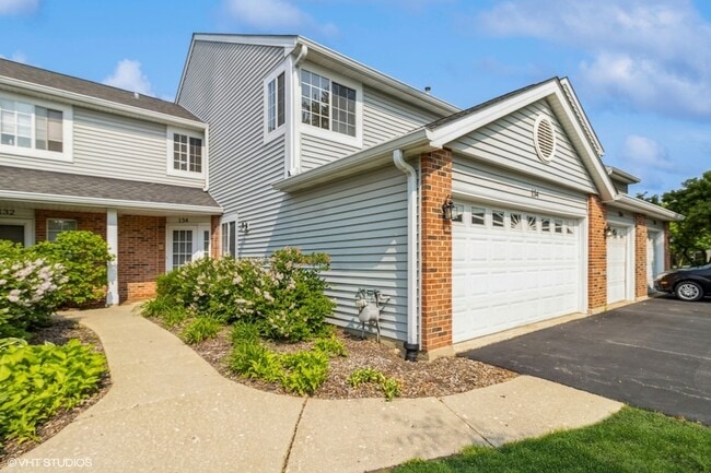 134 Winchester Dr in Streamwood, IL - Building Photo - Building Photo