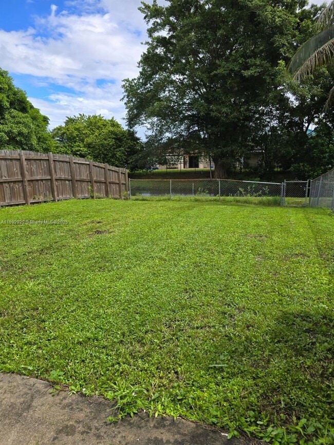 1213 SW 74th Ave in North Lauderdale, FL - Building Photo - Building Photo