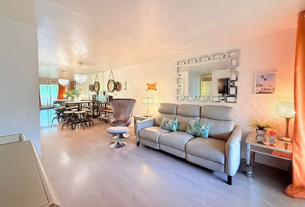 680 N Ashurst Ct, Unit I207 in Palm Springs, CA - Foto de edificio