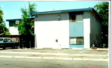 545-555 Santiago Ave in Sacramento, CA - Building Photo - Building Photo