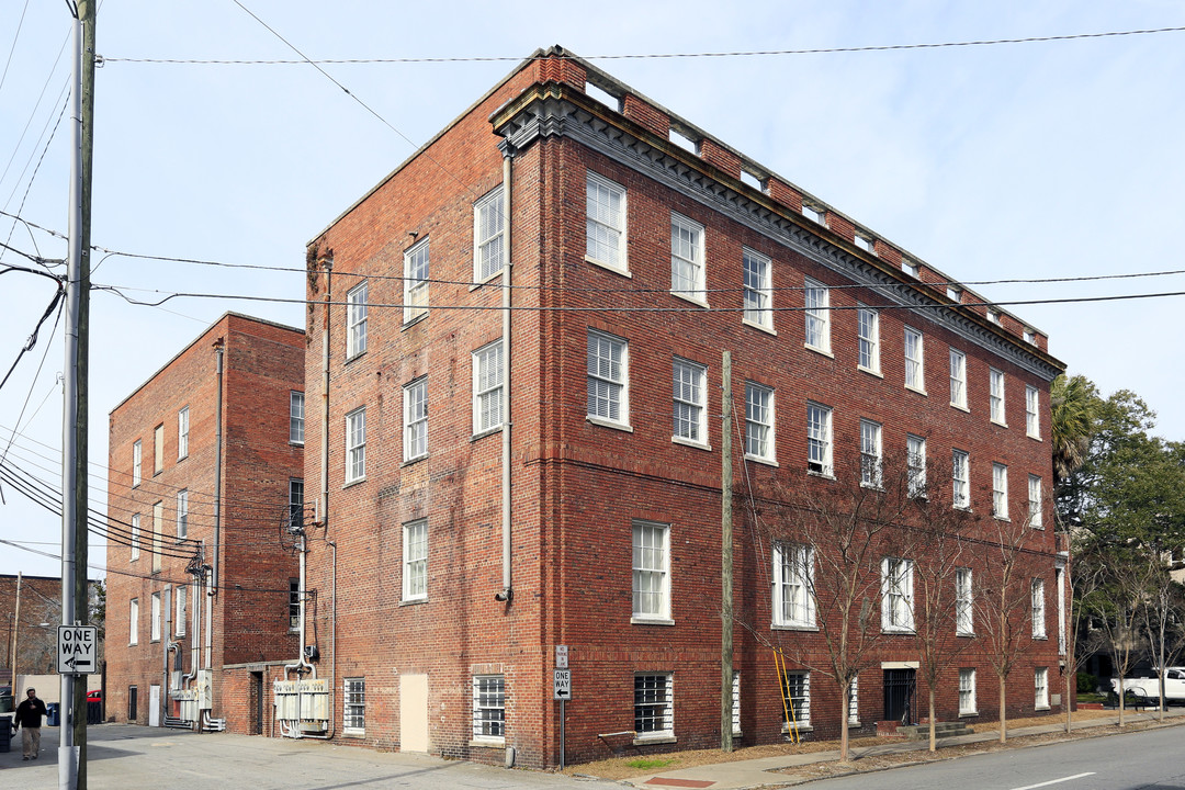 101 W Oglethorpe Ave in Savannah, GA - Building Photo