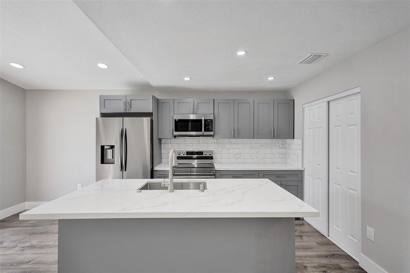 2614 W 65th St in Hialeah, FL - Foto de edificio
