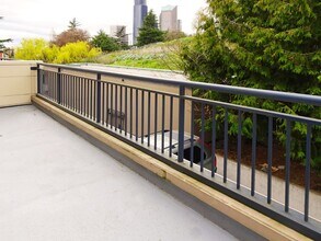 321 10th Ave S in Seattle, WA - Building Photo - Building Photo