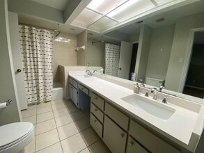 8200 Neely Dr in Austin, TX - Foto de edificio - Building Photo