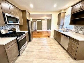 37 Gordon St, Unit 1 in Waltham, MA - Foto de edificio - Building Photo