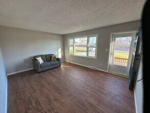 103 Spring St in Pleasant Hill, MO - Foto de edificio - Building Photo