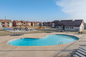 Country Club Apartments in El Reno, OK - Building Photo - Building Photo