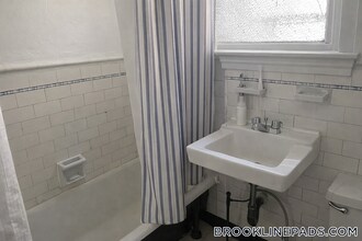 9 James St, Unit 1 in Brookline, MA - Building Photo - Building Photo