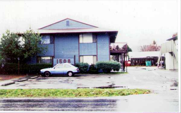 1508 Valley Ave E in Sumner, WA - Foto de edificio - Building Photo