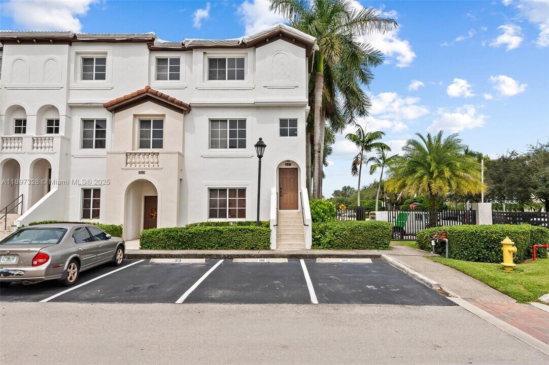 12421 SW 50th Ct in Miramar, FL - Building Photo
