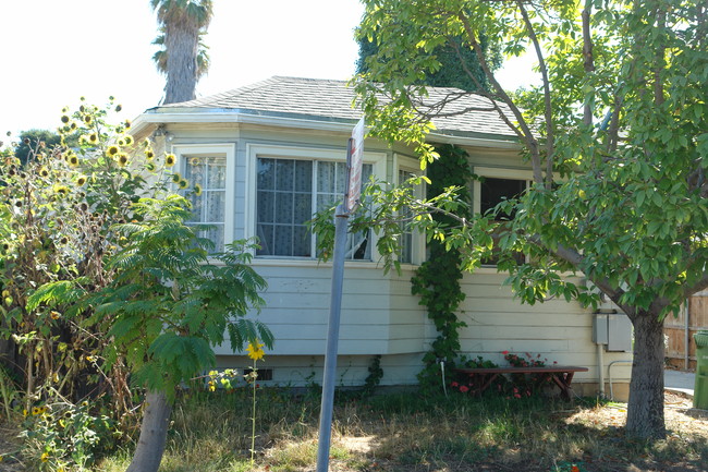 5138 Clarke St in Oakland, CA - Foto de edificio - Building Photo