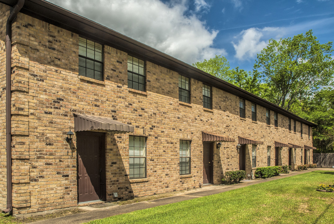 Oakridge Square Townhomes in Beaumont, TX - Building Photo