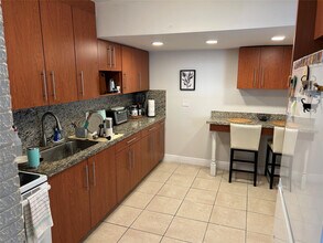 230 SW 15th St in Fort Lauderdale, FL - Foto de edificio - Building Photo