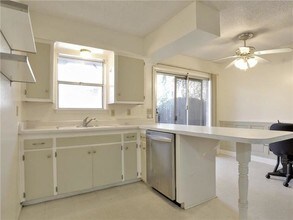 1718 E 32nd St-Unit -B in Austin, TX - Foto de edificio - Building Photo