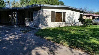 1514 E Johnston Ave in Kingsville, TX - Building Photo
