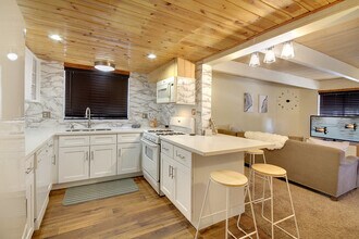 836 E Mountain View Blvd in Big Bear, CA - Building Photo - Building Photo