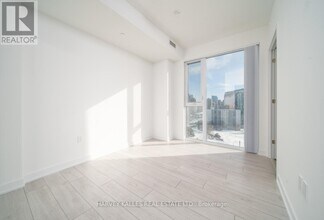 5858 Yonge St in Toronto, ON - Building Photo - Building Photo