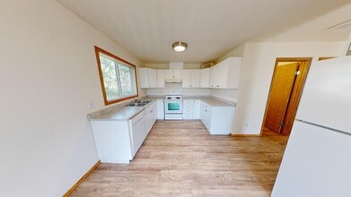 9313 C-93107 107 Ave in Grande Prairie, AB - Building Photo - Building Photo