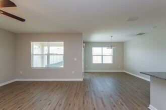 10006 Warm Stone St in Thonotosassa, FL - Building Photo - Building Photo