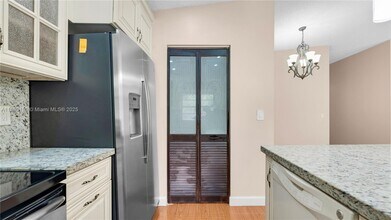 570 Woodgate Cir in Sunrise, FL - Building Photo - Building Photo