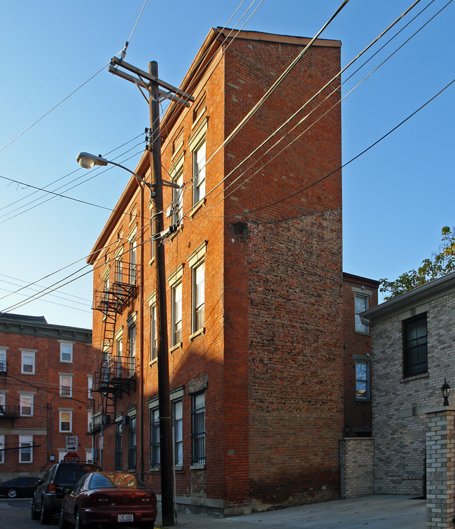 412 E Thirteenth St in Cincinnati, OH - Foto de edificio - Building Photo