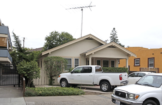 460 Clinton St in Redwood City, CA - Foto de edificio - Building Photo