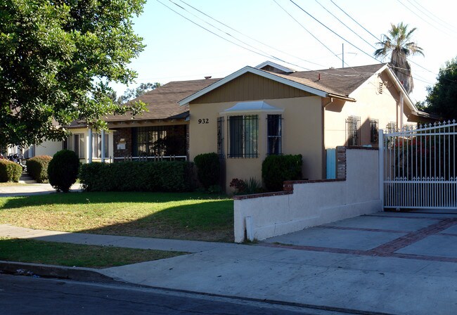 932 N Inglewood Ave in Inglewood, CA - Building Photo - Building Photo