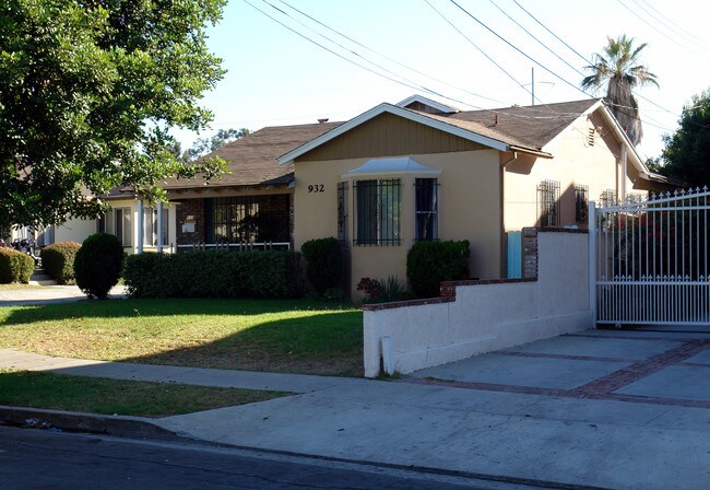 932 N Inglewood Ave in Inglewood, CA - Foto de edificio - Building Photo