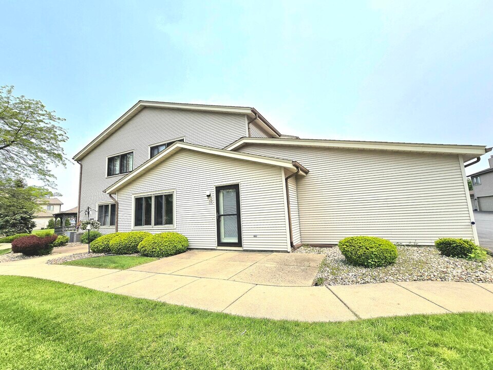 940 Prairie Dr in Mount Pleasant, WI - Building Photo