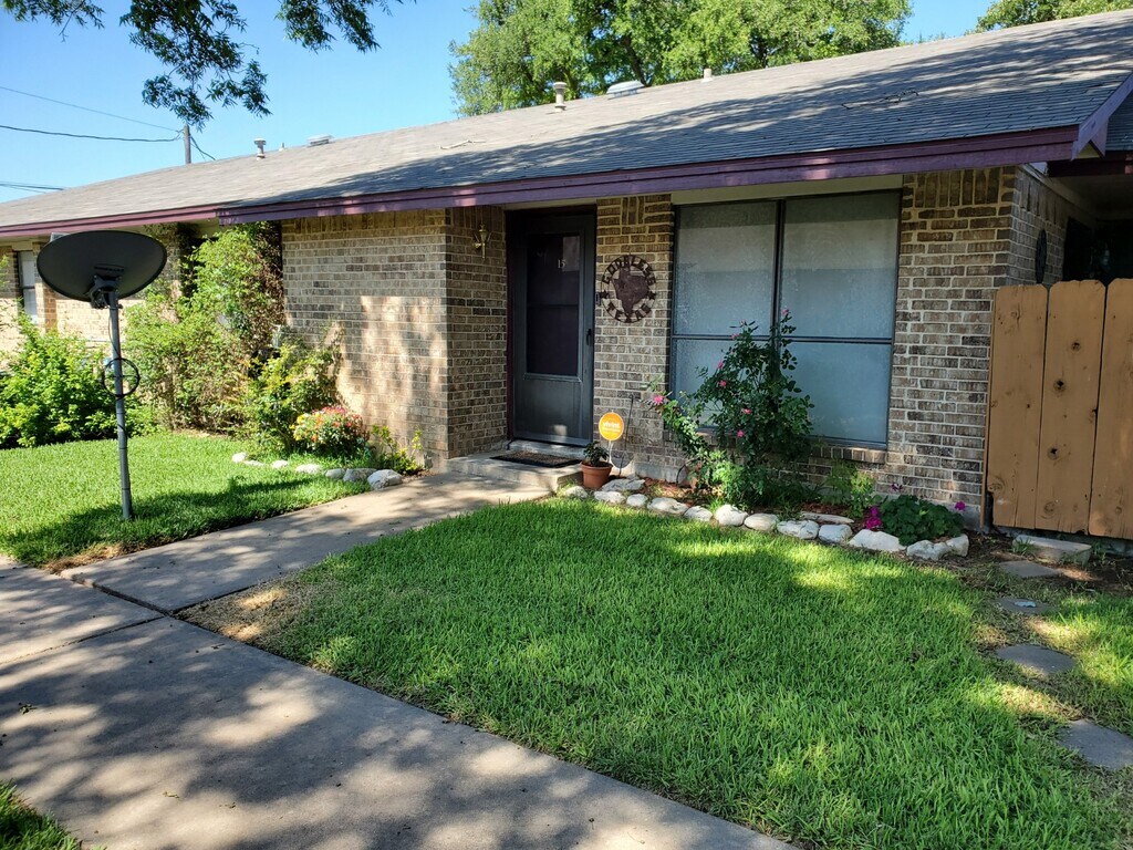 Shade Tree Apartment Homes Giddings, TX Apartments