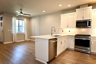 5493 SE 80th Ave in Hillsboro, OR - Foto de edificio - Building Photo