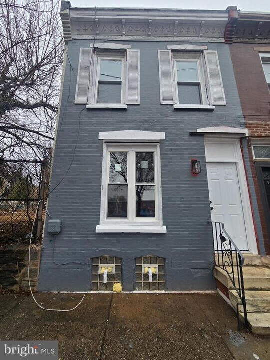 5237 Wakefield St in Philadelphia, PA - Building Photo