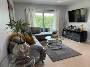 14036 SW 90th Ave in Miami, FL - Foto de edificio - Building Photo