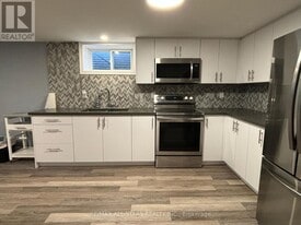 220 Pleasant Blvd in Georgina, ON - Building Photo