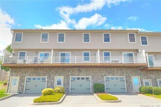 64 Scotch Cap Rd in Waterford, CT - Building Photo - Building Photo