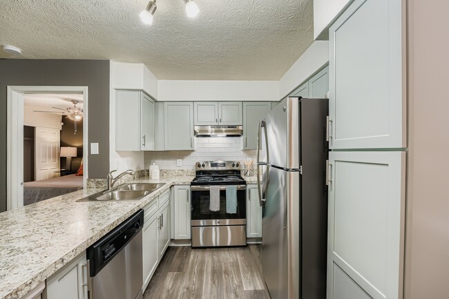 2200 Big Creek Apartments in Roswell, GA - Foto de edificio - Building Photo