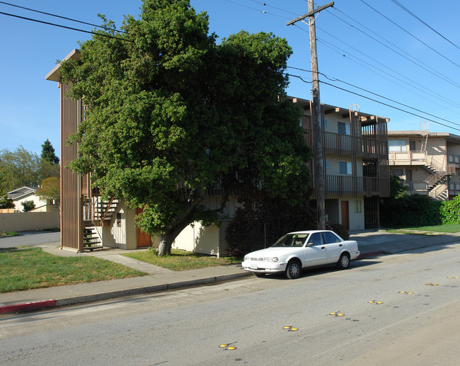 835 Rollins Rd in Burlingame, CA - Foto de edificio - Building Photo