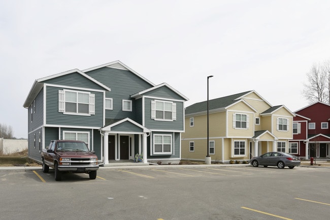 Campus Creek Cottages in Big Rapids, MI - Building Photo - Building Photo