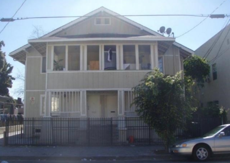 1516 W 11th Pl in Los Angeles, CA - Building Photo