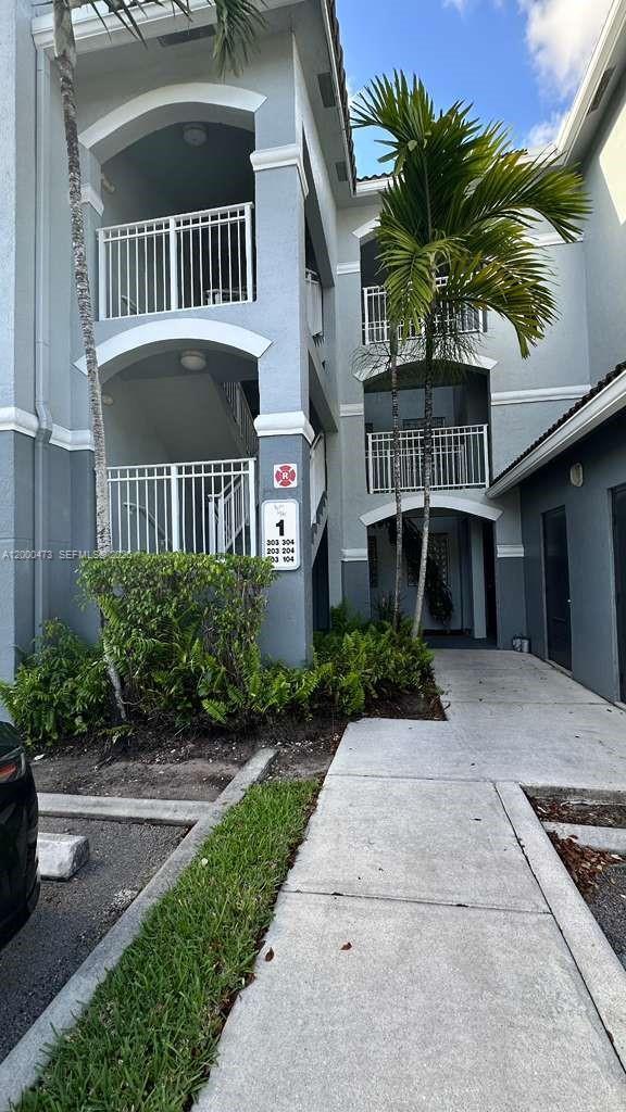 9645 NW 1st Ct in Pembroke Pines, FL - Foto de edificio - Building Photo