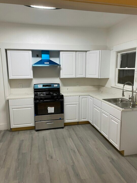 1301 W 47th St in Los Angeles, CA - Building Photo