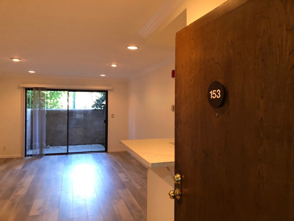 22100 Burbank Blvd in Los Angeles, CA - Building Photo