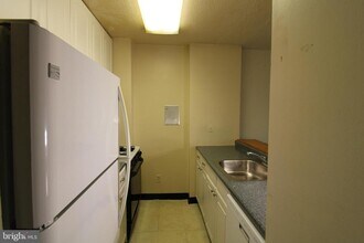 11801 ROCKVILLE PIK Pike-Unit -1501 in Rockville, MD - Building Photo - Building Photo