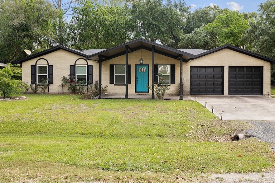 1415 Palm Dr in Winnie, TX - Foto de edificio